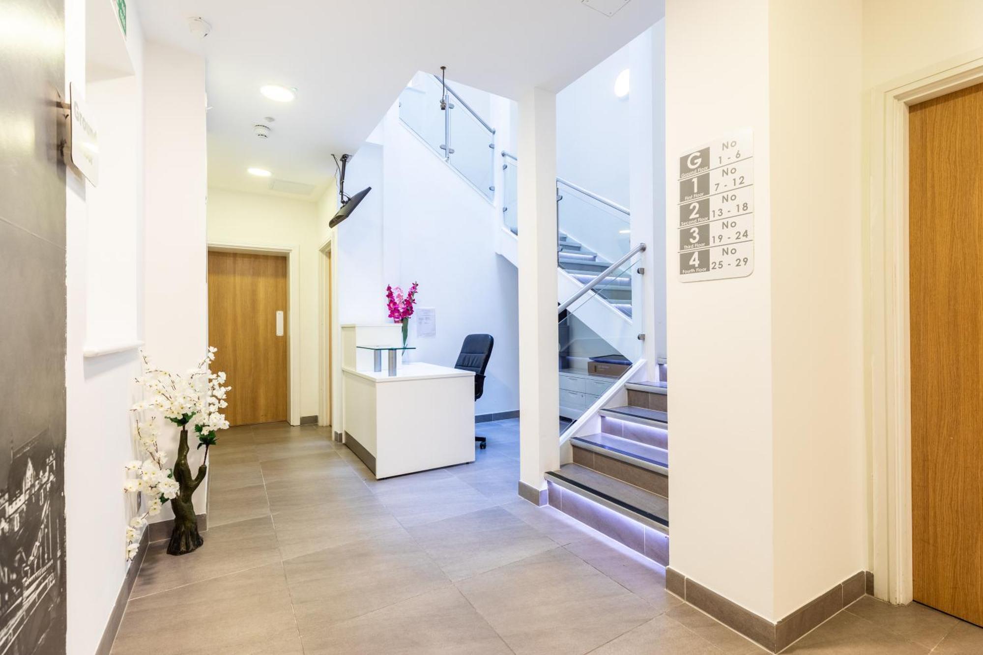 Clarges- Hsk Suites Лондон Экстерьер фото