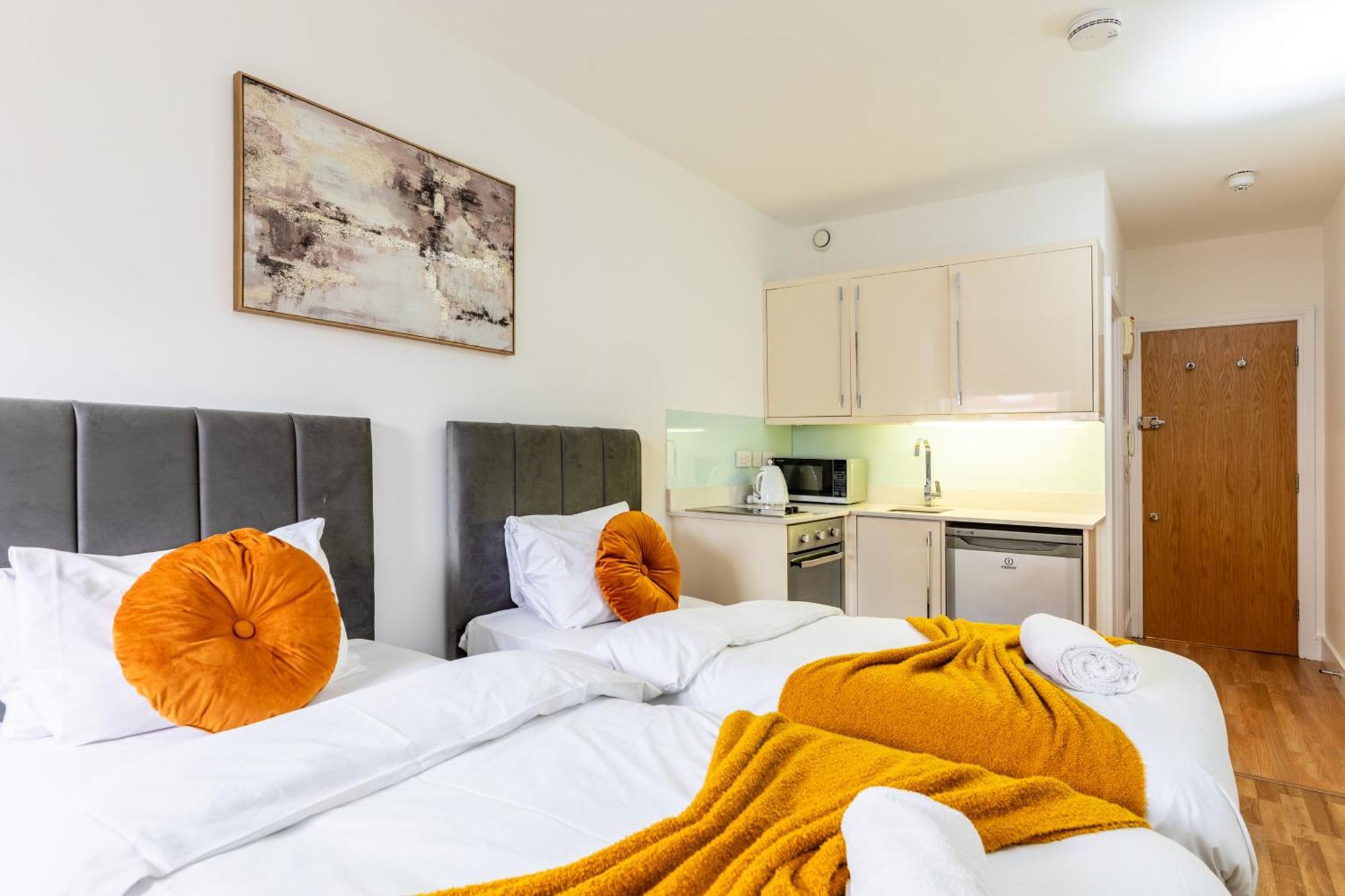 Clarges- Hsk Suites Лондон Экстерьер фото