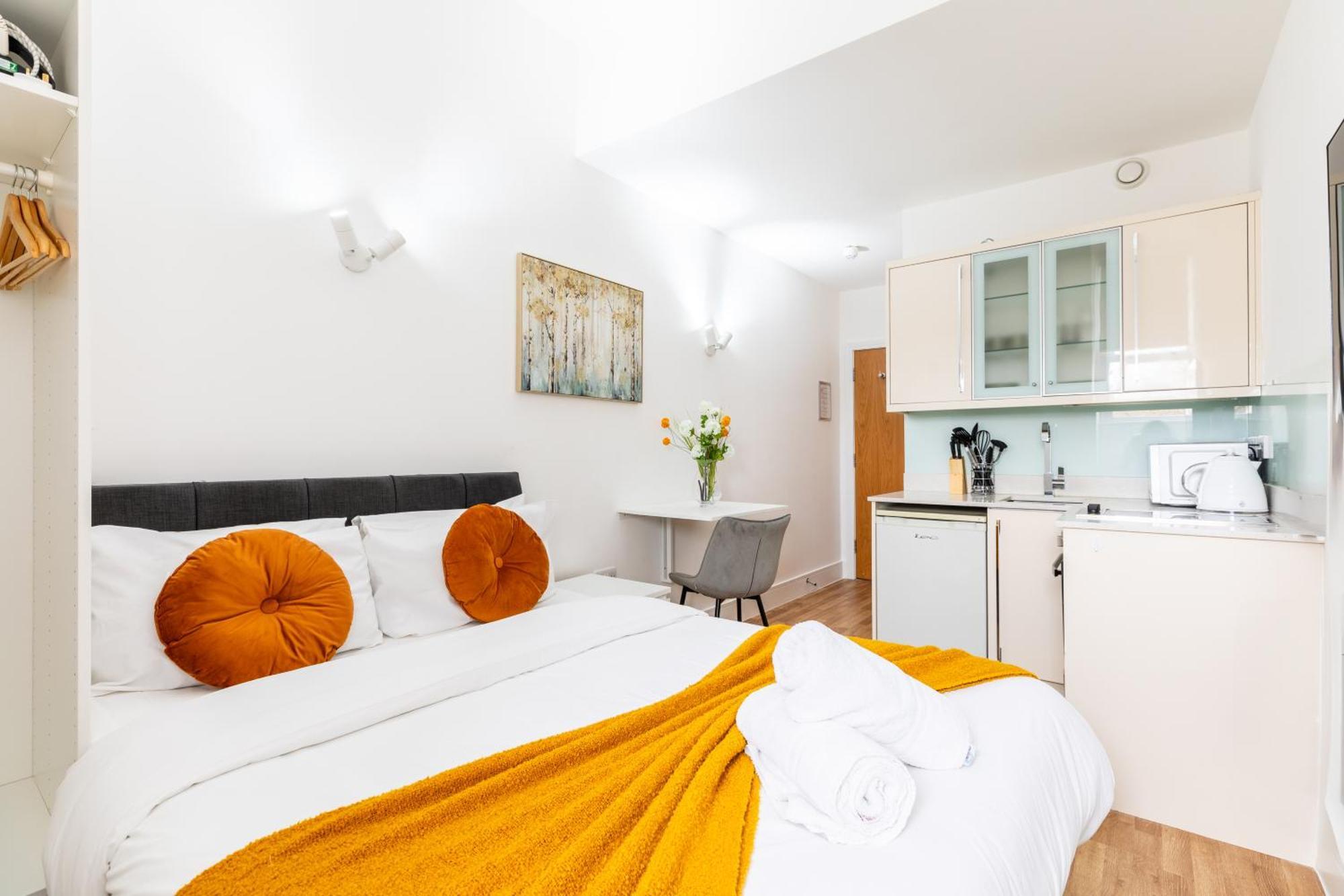 Clarges- Hsk Suites Лондон Экстерьер фото