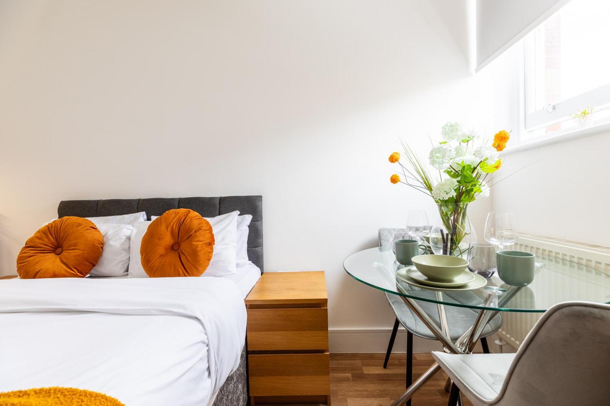 Clarges- Hsk Suites Лондон Экстерьер фото