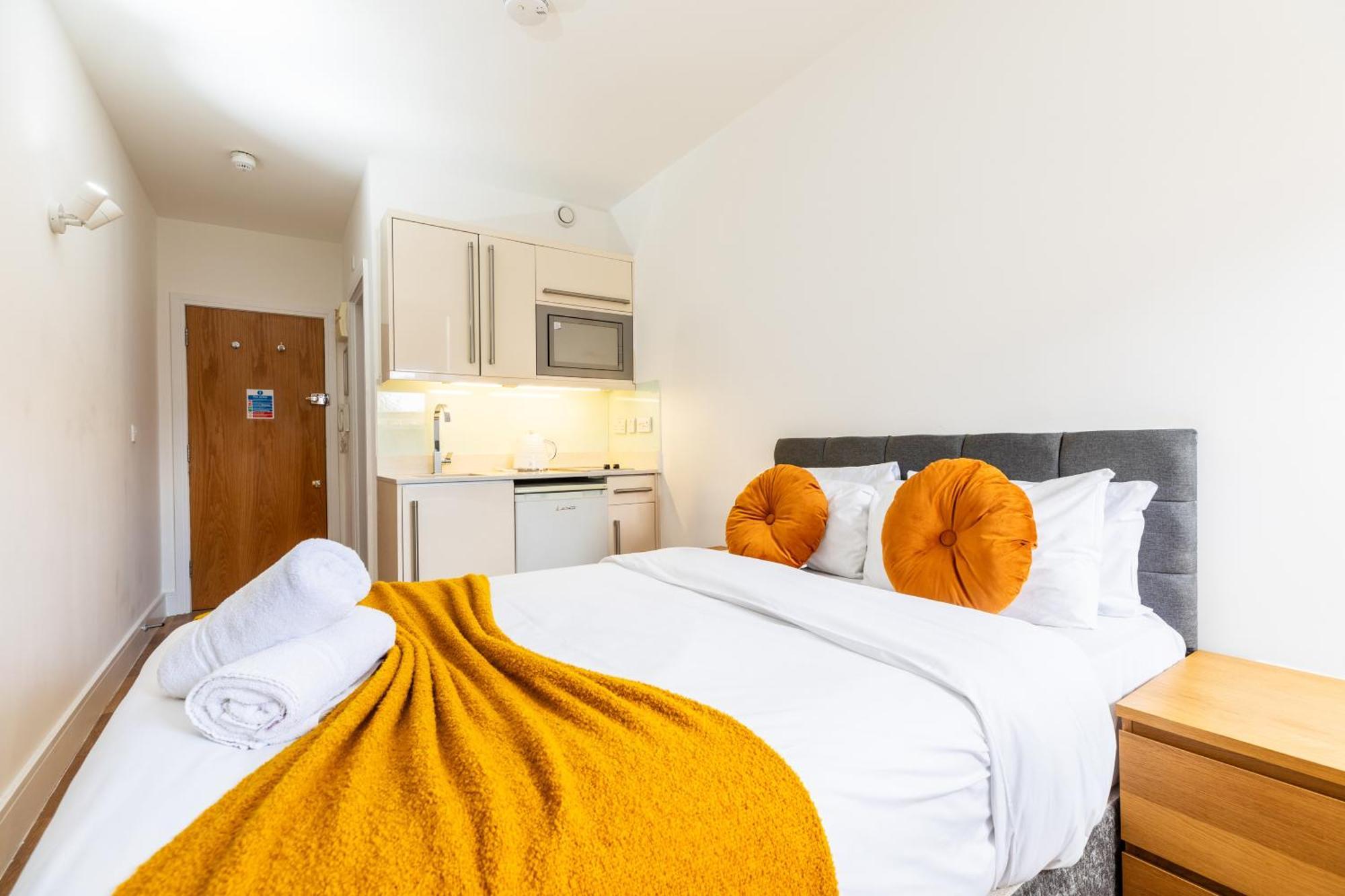 Clarges- Hsk Suites Лондон Экстерьер фото