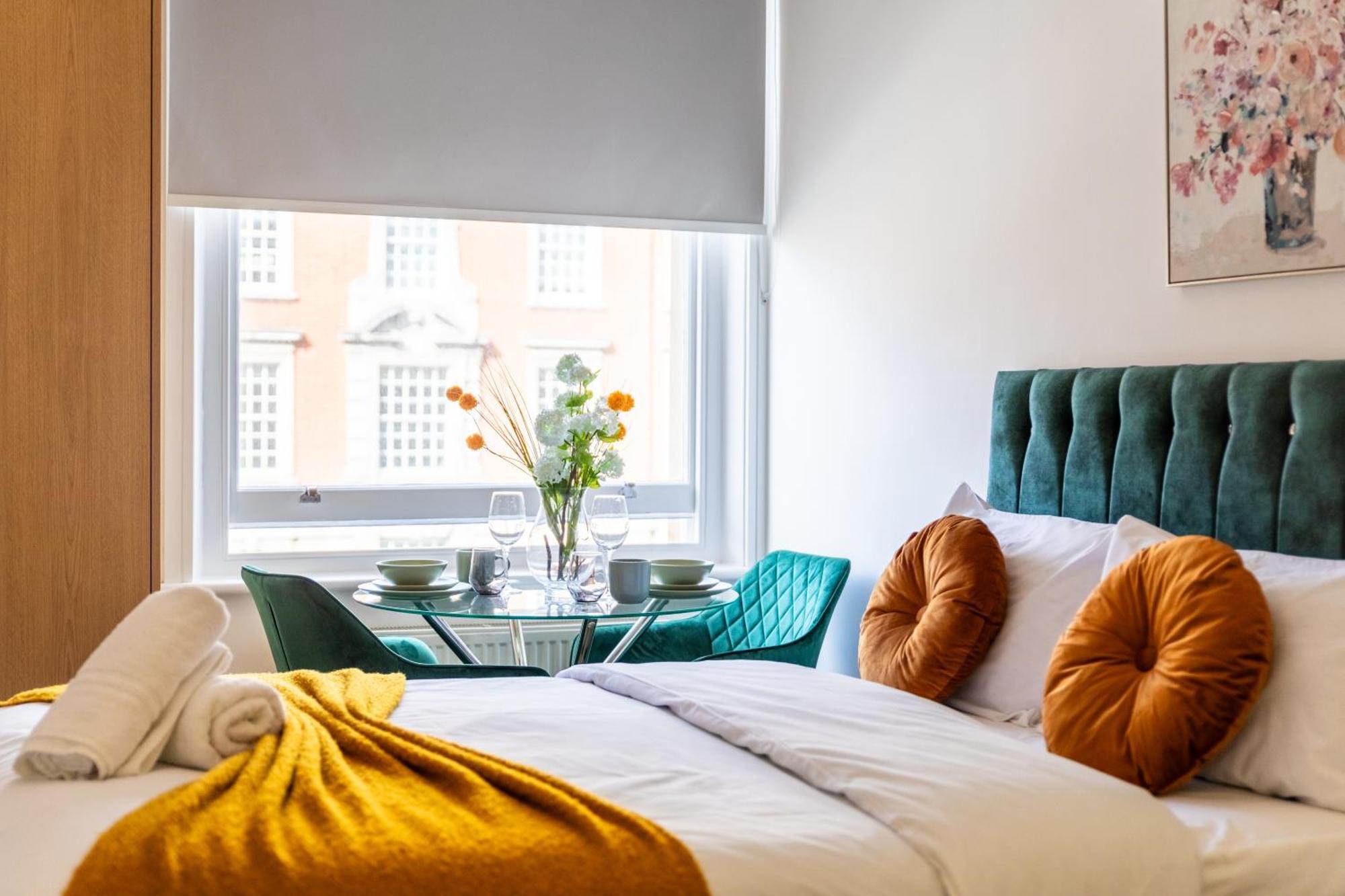 Clarges- Hsk Suites Лондон Экстерьер фото
