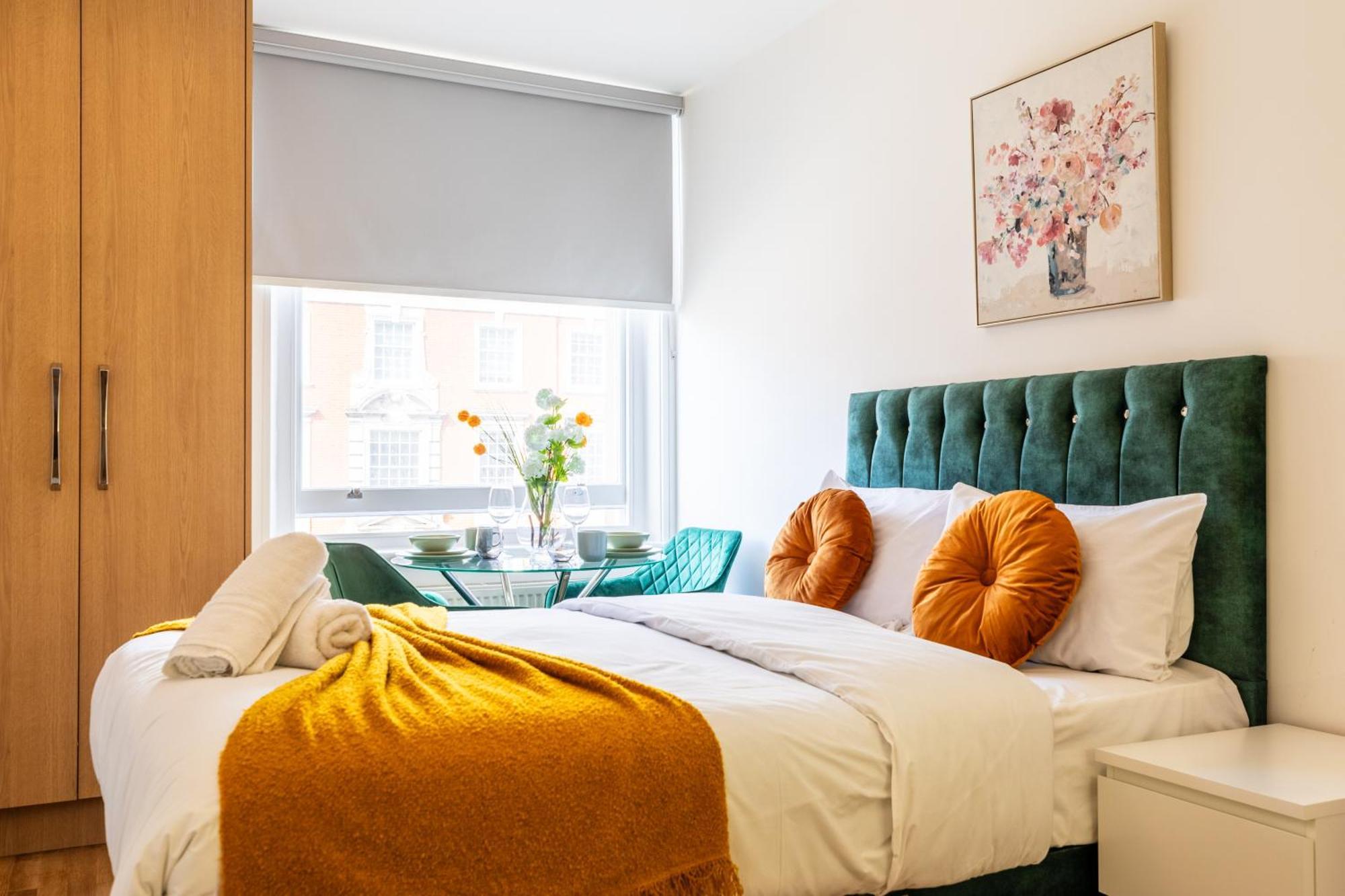 Clarges- Hsk Suites Лондон Экстерьер фото
