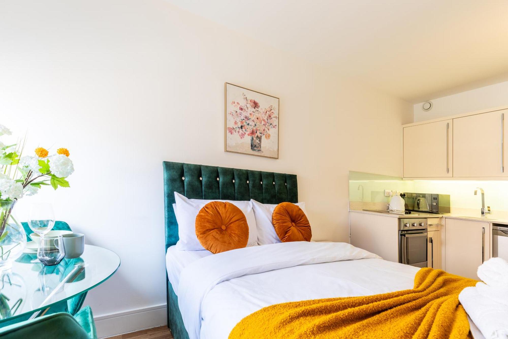 Clarges- Hsk Suites Лондон Экстерьер фото